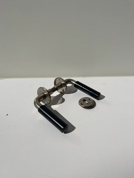 Handtag i svart bakelit Funkis